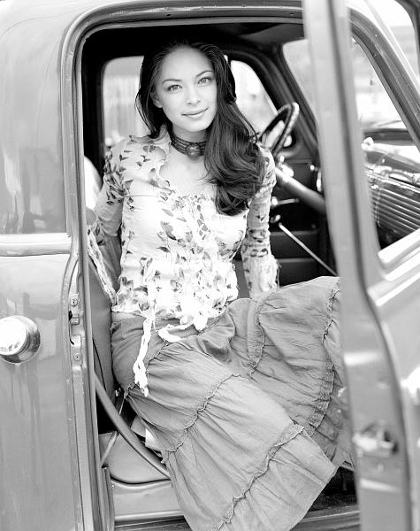 Kristin-Kreuk-064.jpg